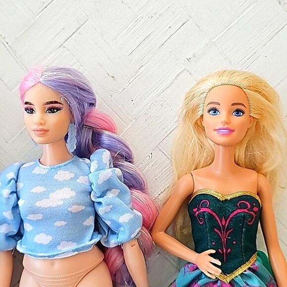 Lot of Four Barbie Dolls Three with Clothes One Missing Bottoms Two Heavier Set - Picture 4 of 10